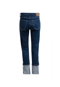 Jean en denim bleu foncé avec un ourlet retroussé en tissu gris clair. Comprend cinq poches et une pièce en cuir marron à la ceinture.