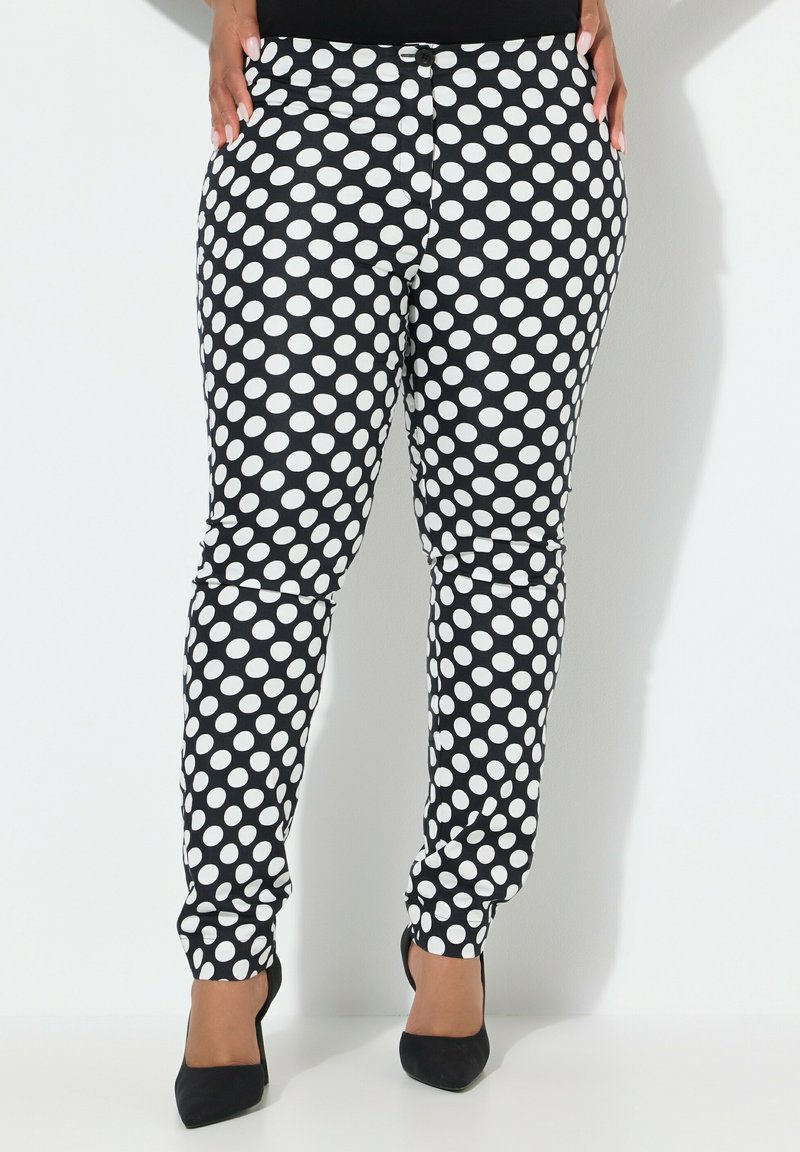 Zwart-witte polkadotbroek met een getailleerd ontwerp en een gladde textuur. Heeft een klassieke knoopsluiting en een tapering fit tot op de enkel.