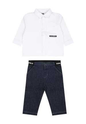 Chemise blanche à manches longues avec col boutonné et poche poitrine. Pantalon en denim bleu foncé avec taille élastique et accent de logo.
