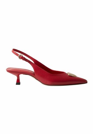 Scarpa slingback in pelle rossa con tacco kitten, punta affusolata e decorazione a forma di cuore dorato sulla tomaia.