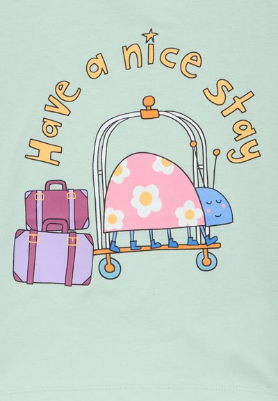 Risanka na mintzeleni podlagi prikazuje polža z lupino v cvetličnem vzorcu na vozičku za prtljago, ob njem sta dva kovčka. Besedilo pravi "Prijetno bivanje."