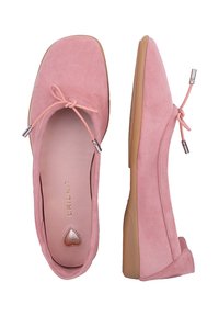 Zachte roze suède balletflat met afgeronde vierkante neus, strikdetail met metalen uiteinden en beige rubberen zolen, weergegeven in bovenaanzicht en zijaanzicht.