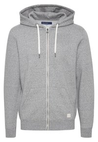 Sivi zip-up dukserica izrađena od mekog materijala, s kapuljačom na vezanje, prednjim džepovima i rebrastim manžetama i rubom. Jednostavan dizajn s minimalnim akcentima.