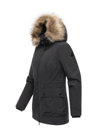 Melna parka jaka ar mākslīgā kažoka oderi kapucei, ar rāvējslēdzēju, divām priekšējām kabatām un ribu aprocēm, lai nodrošinātu papildu siltumu un komfortu.