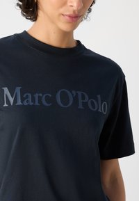 Marc O'Polo SHORT SLEEVE ROUND NECK RELAXED FIT LOGO TEE - Βασικό μπλουζάκι - deep blue sea