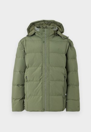 Casaco puffer verde com fecho frontal, capuz e dois bolsos laterais. Apresenta painéis cosidos e um exterior liso e resistente à água.