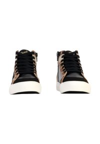 Scarpe alte in pelle nera e suede con stampa leopardata, con suole in gomma bianca. Presentano lacci neri e zip laterali.