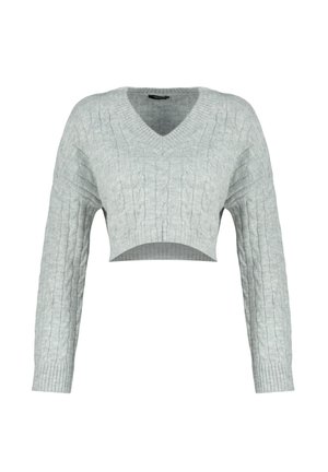 Pull court gris clair en maille torsadée avec manches longues et encolure en V sur fond blanc.