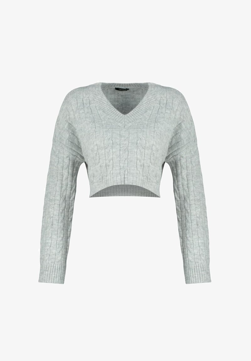 Pull court gris clair en maille torsadée avec manches longues et encolure en V sur fond blanc.
