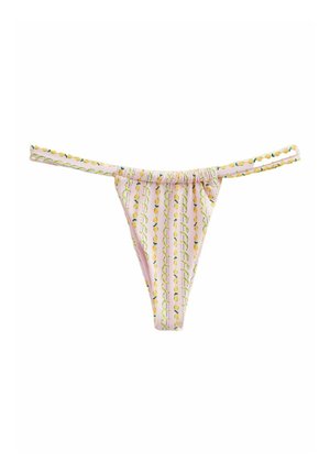 Rózsaszín tanga bikini alsó sárga, zöld és kék citrommintával, vékony oldalpántokkal, fehér háttéren.