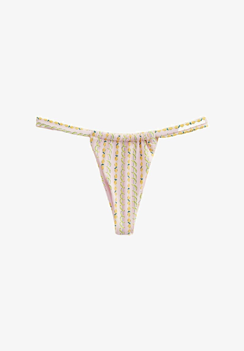 Ružové tangá bikín spodok so žltým, zeleným a modrým citrónovým vzorom a tenkými bočnými remienkami na bielom pozadí.