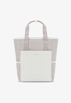 Sac fourre-tout avec un corps en tissu gris clair, des accents blancs, deux poignées robustes et une poche avant ; design minimaliste avec des lignes épurées.
