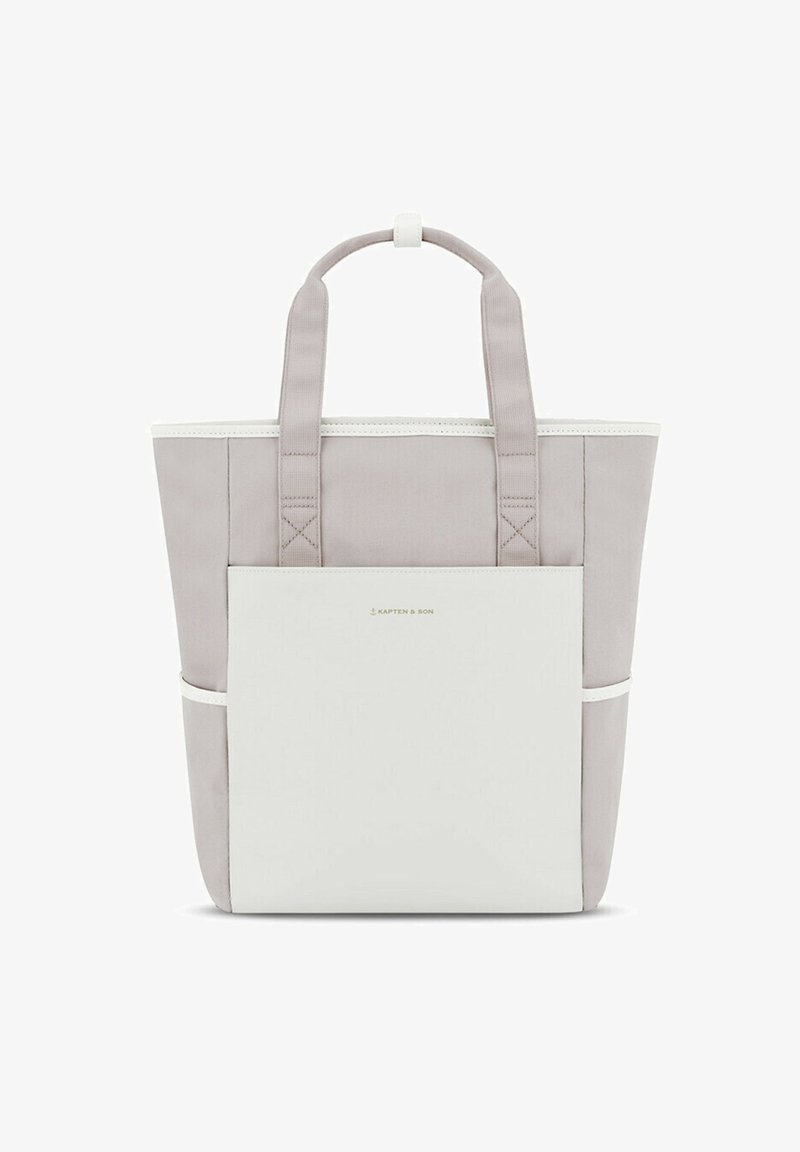 Bolsa de tela con un cuerpo de tela gris claro, acentos blancos, dos asas resistentes y un bolsillo frontal; diseño minimalista con líneas limpias.