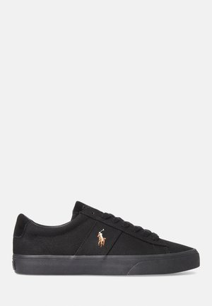 Czarny niski sneaker z materiałowym wierzchem, wiązaniem na sznurowadła, gumową podeszwą i wyszywanym logo gracza polo z boku.