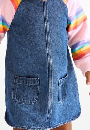 Jeansklänning med två framfickor, med rak passform och sömsdetaljer, kombinerad med en rosa långärmad topp med regnbågsränder.