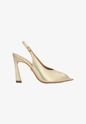 Goldfarbener Peeptoe-Slingback-Schuh mit glänzendem Metallfinish, hohem geometrischem Absatz und verstellbarem Knöchelriemen mit goldfarbenen Beschlägen.