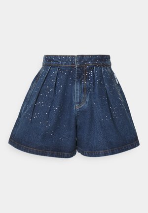 Denim shorts met een hoge taille, blauwe wassing, voorplooien en verspreide zilveren studs op de stof. Heeft twee zijzakken en een gestikte zoom.