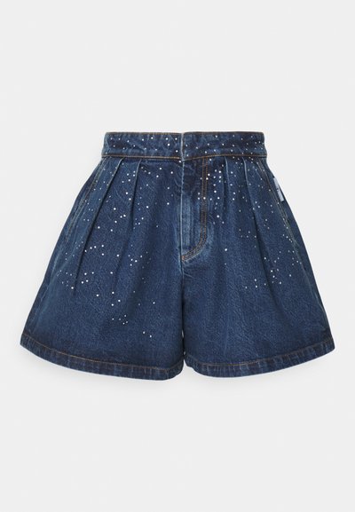 Denim īsie šorti ar augstu jostu, zilā mazgājumā tonī, ar priekšējiem krokām un izkaisītiem sudraba studiem uz auduma. Iekļauj divas sānu kabatas un izšūtu apakšmalu.
