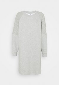 Vestido sudadera gris de manga larga, con un diseño texturizado en los hombros, cuello redondo y corte a media longitud.