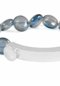 Transparent akrylarmband med ovala grå och blå pärlor, med en slät polerad yta och en rundad stängningsmekanism.