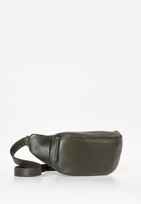 Marsupio in pelle verde oliva con chiusura a zip, forma arrotondata, superficie testurizzata e tracolla regolabile. Include una tasca esterna con zip.