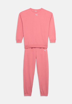 Roosa pikakäistega dressipluus ja sobivad dressipüksid valgete Puma logodega rinnal ja reiel, valgel taustal esitatud.