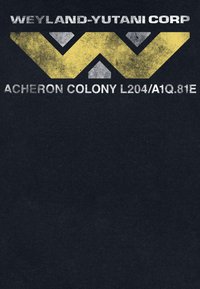 Černé tričko s opotřebovanou žlutou grafikou připomínající písmeno "W" a textem "Weyland-Yutani Corp" a "Acheron Colony L204/A1Q.81E."