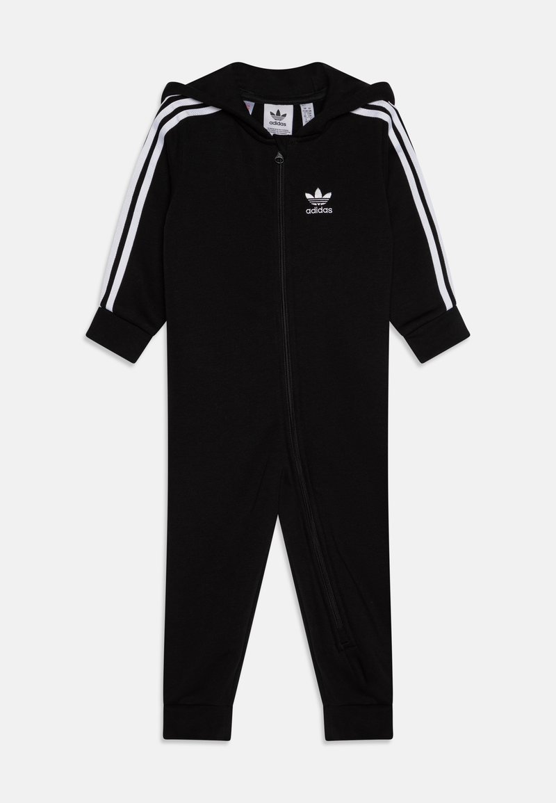 Fato de treino preto com capuz, feito de tecido suave, com fecho de correr na frente, mangas longas e detalhes em três faixas brancas ao longo das mangas.