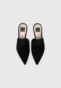 Juodos suede mūlės su smailiomis pirštų dalimis ir atviromis nugarėlėmis. Lygūs vidpadžiai ir minimalus prekės ženklo žymėjimas ant pado.