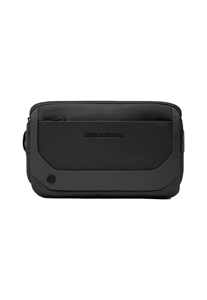 Bolso negro con textura de forma rectangular, con un bolsillo frontal con cremallera y logo en relieve, hecho de materiales duraderos.