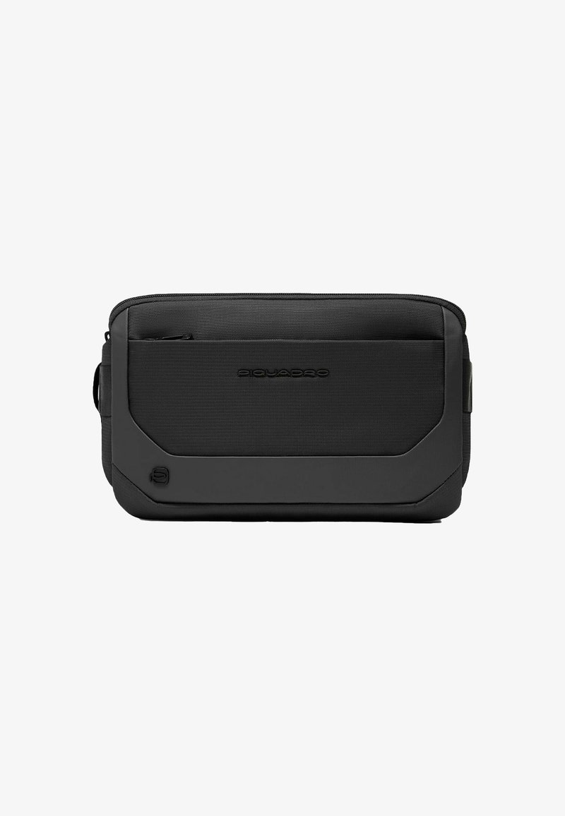 Bolso negro con textura de forma rectangular, con un bolsillo frontal con cremallera y logo en relieve, hecho de materiales duraderos.