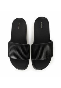 Sorte slidesandaler med en bred, plisseret rem og glat bund, med "MIRIAD" præsenteret i guld på indersålen.