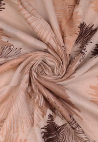 Tessuto leggero con motivi vorticosi nelle tonalità di beige, marrone e rosa chiaro. Texture morbida; il design presenta elementi floreali astratti.