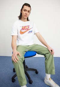 Nike Sportswear TEE SOLE RALLY  - Triko s potiskem - white