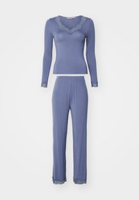 Ensemble de vêtements d'intérieur bleu clair comprenant un haut à manches longues avec un col à bord en dentelle et des bords de manches, associé à un pantalon à taille élastique assorti.
