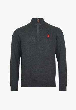 Tummanharmaa neulepusero, jossa on neljännesvetoketju kauluksessa, ribatut hihansuut ja helma. Vasemmassa rinnassa on pieni punainen logo. Valmistettu tekstuurisesta kankaasta.