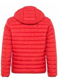 Rote Pufferjacke mit Kapuze, ausgestattet mit einem gesteppten Design, strapazierfähigem Stoff und elastischen Bündchen; glatte Textur mit sichtbaren Nahtlinien.