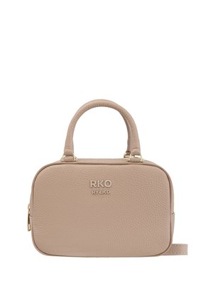 Beżowa skórzana torba z zaokrąglonymi krawędziami, podwójnymi uchwytami u góry, złotym logo z przodu, zamkiem błyskawicznym oraz bocznym paskiem do opcjonalnego noszenia.