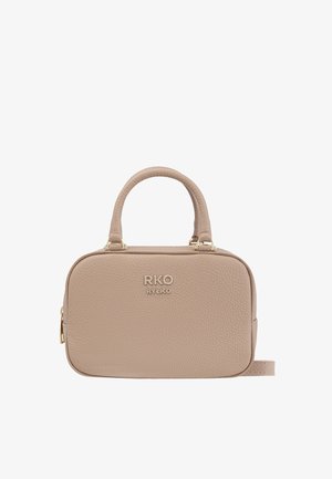 Beige leren tas met afgeronde hoeken, dubbele bovenhandvatten, voorlogo in goud, ritssluiting en zijriem voor optioneel dragen.