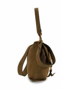 Bruine suède handtas met een afgeronde vorm, verstelbare band en goudkleurige accenten. Heeft een samengeknepen bovenkant en een zachte textuur.