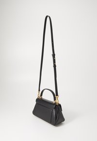 Borsa a mano in pelle nera con forma strutturata, dettagli in hardware dorato e tracolla regolabile removibile. Include un manico superiore e una tasca posteriore.