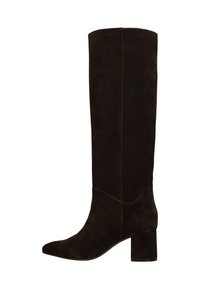 Bottines en daim marron jusqu'aux genoux avec un talon carré, une pointe pointue et des détails de couture visibles le long des coutures. Texture lisse avec une finition mate.