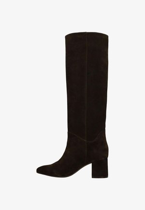 Kniehoge bruine suède laarzen met een blokhak, puntige neus en zichtbare stiksels langs de naden. Gladde textuur met een matte afwerking.