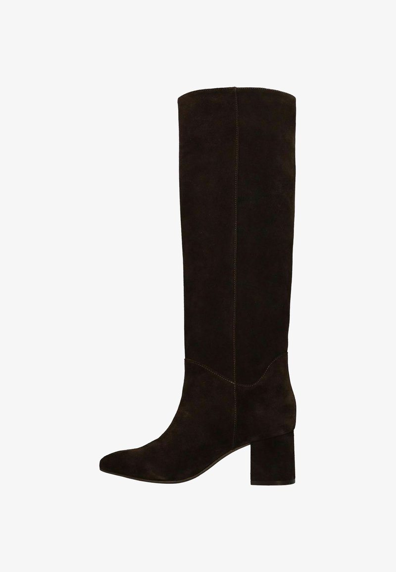 Kniehoge bruine suède laarzen met een blokhak, puntige neus en zichtbare stiksels langs de naden. Gladde textuur met een matte afwerking.