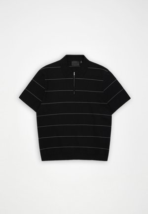 Must valge taustaga lühikeste varrukatega polo-särk, millel on õhukesed horisontaalsed valged triibud ja ees olev tõmblukk.