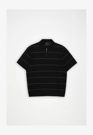 Must valge taustaga lühikeste varrukatega polo-särk, millel on õhukesed horisontaalsed valged triibud ja ees olev tõmblukk.