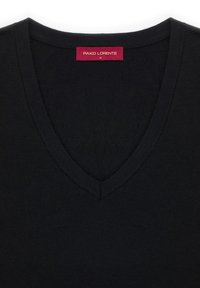 Czarny sweter z dekoltem w serek, wykonany z miękkiego materiału, cechujący się schludnym wykończeniem oraz kontrastową czerwoną metką z napisem "PAKO LORENTE" w wyraźnym miejscu.