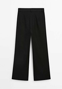 Zwarte wijde broek gemaakt van een gladde stof. Heeft een rechte snit, geplooide voorkant en een standaard tailleband met riemlussen.