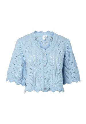Svetlo modra pletena jopica s kratkimi rokavi, z gumbi, valovitim robom in teksturiranim vzorcem na belem ozadju.