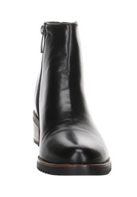 Bota de tobillo de cuero negro con punta redonda, cremallera lateral, detalles de costura y un tacón bajo de madera. Textura suave y acabado pulido.